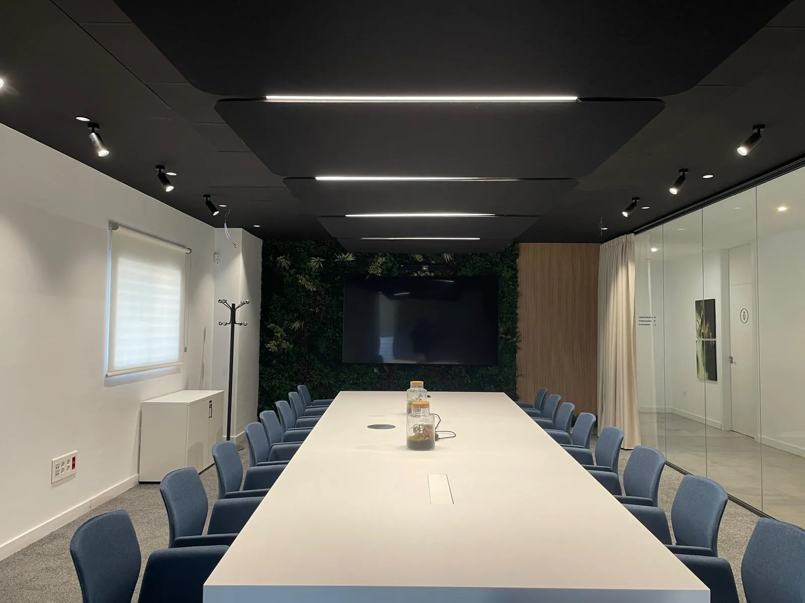 Sala de reuniones con luminarias lineales LED