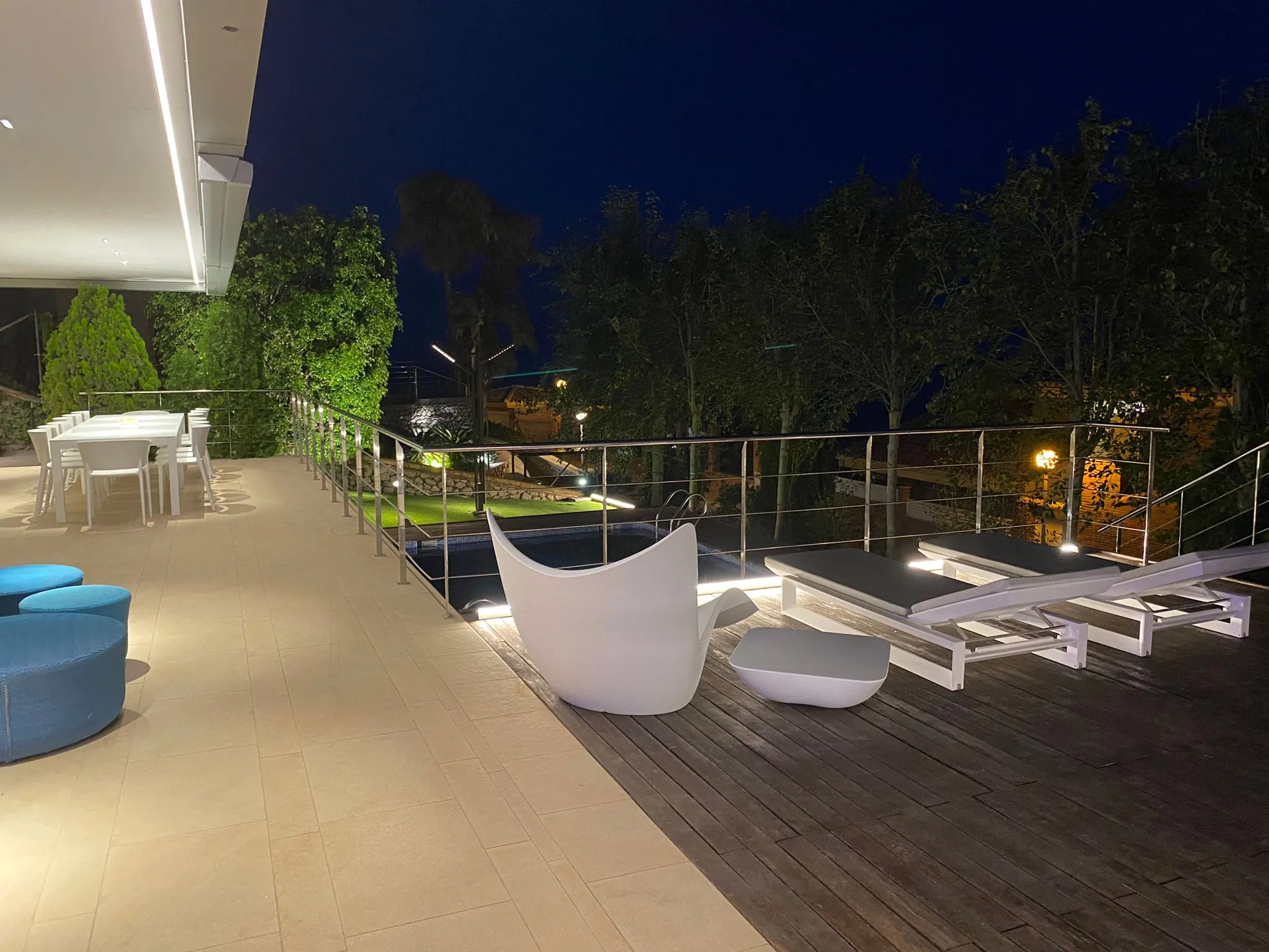 Terraza cubierta con iluminación LED perimetral